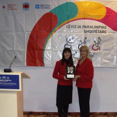Photo: Presidentja e KOKSH znj. Ela Tase i dorezoi ne ceremonine e celjes se ekpozites partnereve Simbolet e Mirenjohjes me dedikimin:<br />Per Kontributin e dhene ne mbeshtetje te pjesemarrjes se Ekipit Paralimpik Shqiptar ne Lojerat Paralimpike Londer 2012